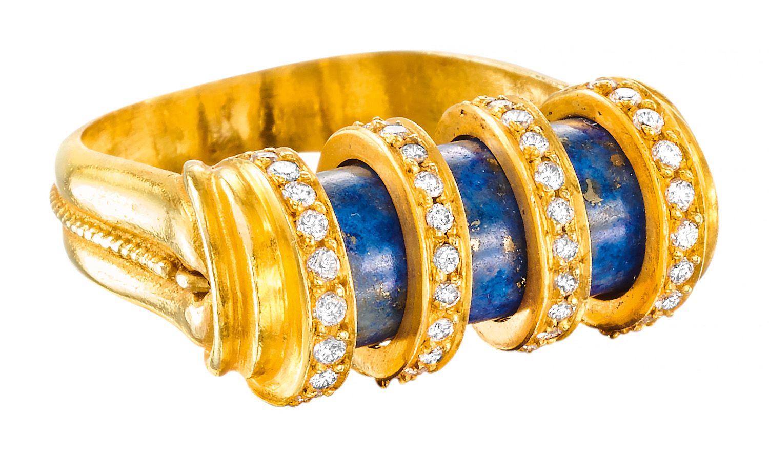 MARIE Z. MUNIER 希腊罗马风格的戒指，主体为黄金，手持青金石圆筒，上面镶有明亮式切割钻石的黄金圆圈。

大师的印记

TDD: 55

铅：11.&hellip;