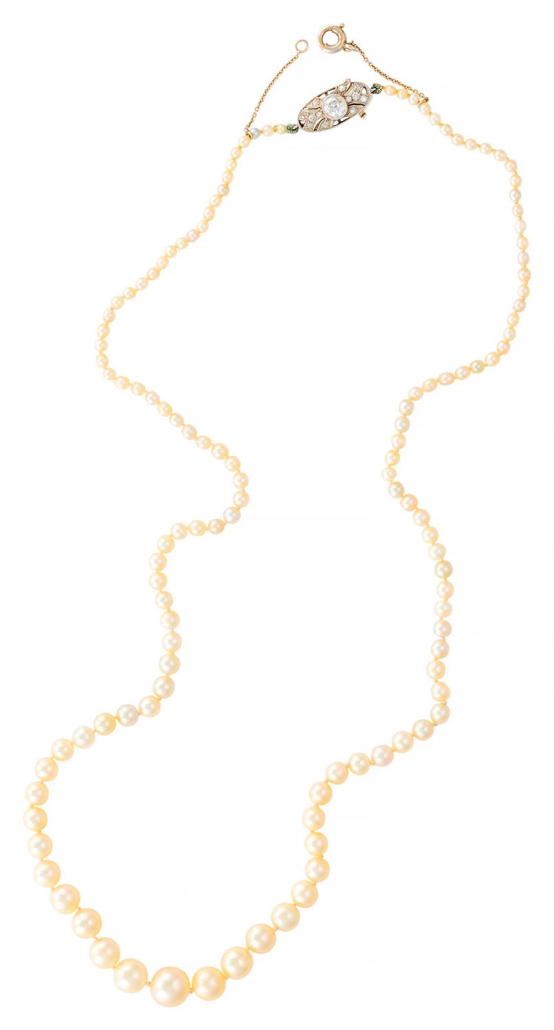 Collier d'époque Natural sea water pearls ended with a platinum and gold clasp a&hellip;