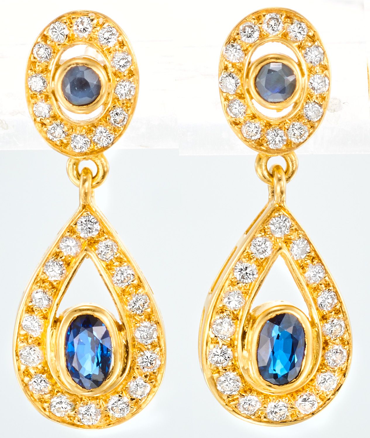 Pendants d'Oreilles 黄金材质，每颗都镶嵌有一颗椭圆形蓝宝石和明亮式切割钻石

(黄金系统不完全相同)

高：2.5厘米

铅：5.30克（1&hellip;
