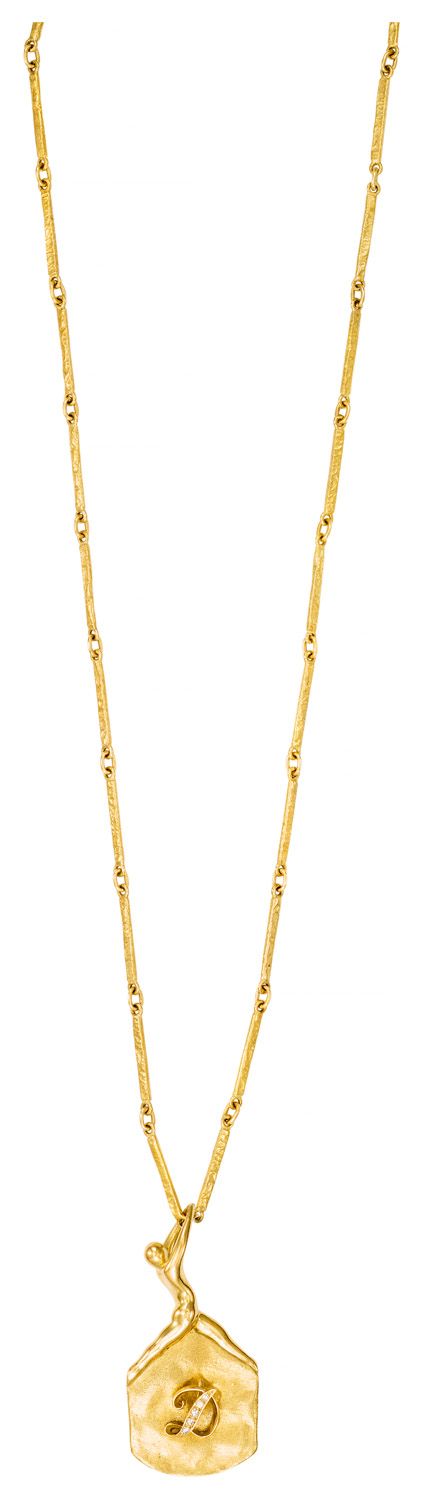 Pendentif d'artiste 黃金錘製，鑲有明亮式切割鑽石的首字母 "D"。

伴随着其纹理的链条

法国作品

长：56.5厘米--吊坠直径：5 x&hellip;