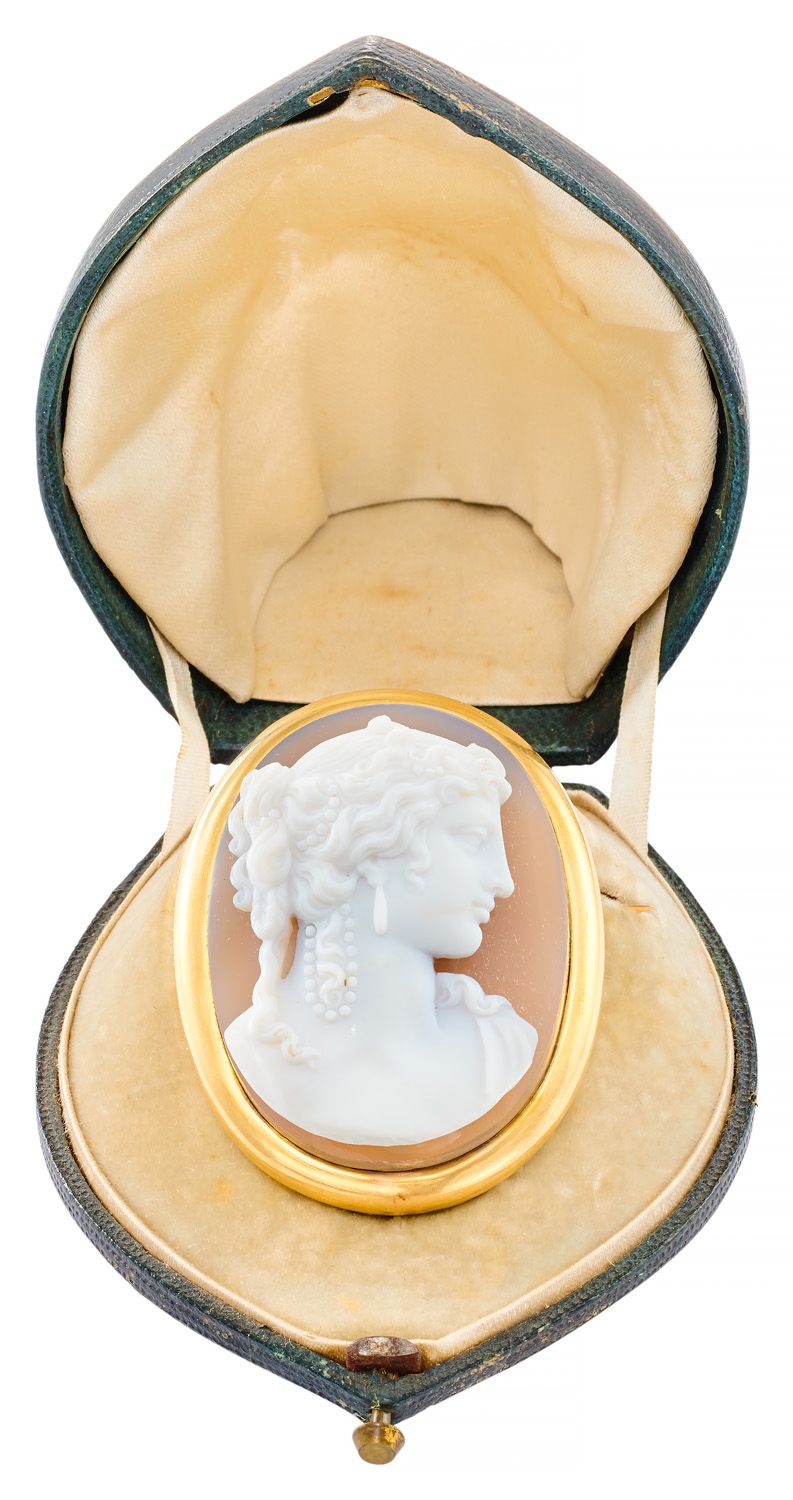 Belle broche camée 代表玛瑙上雕刻的女人的轮廓，结构由黄金制成

法国作品

约20世纪初

高：5厘米 - 宽：3.9厘米

重量：35克（&hellip;
