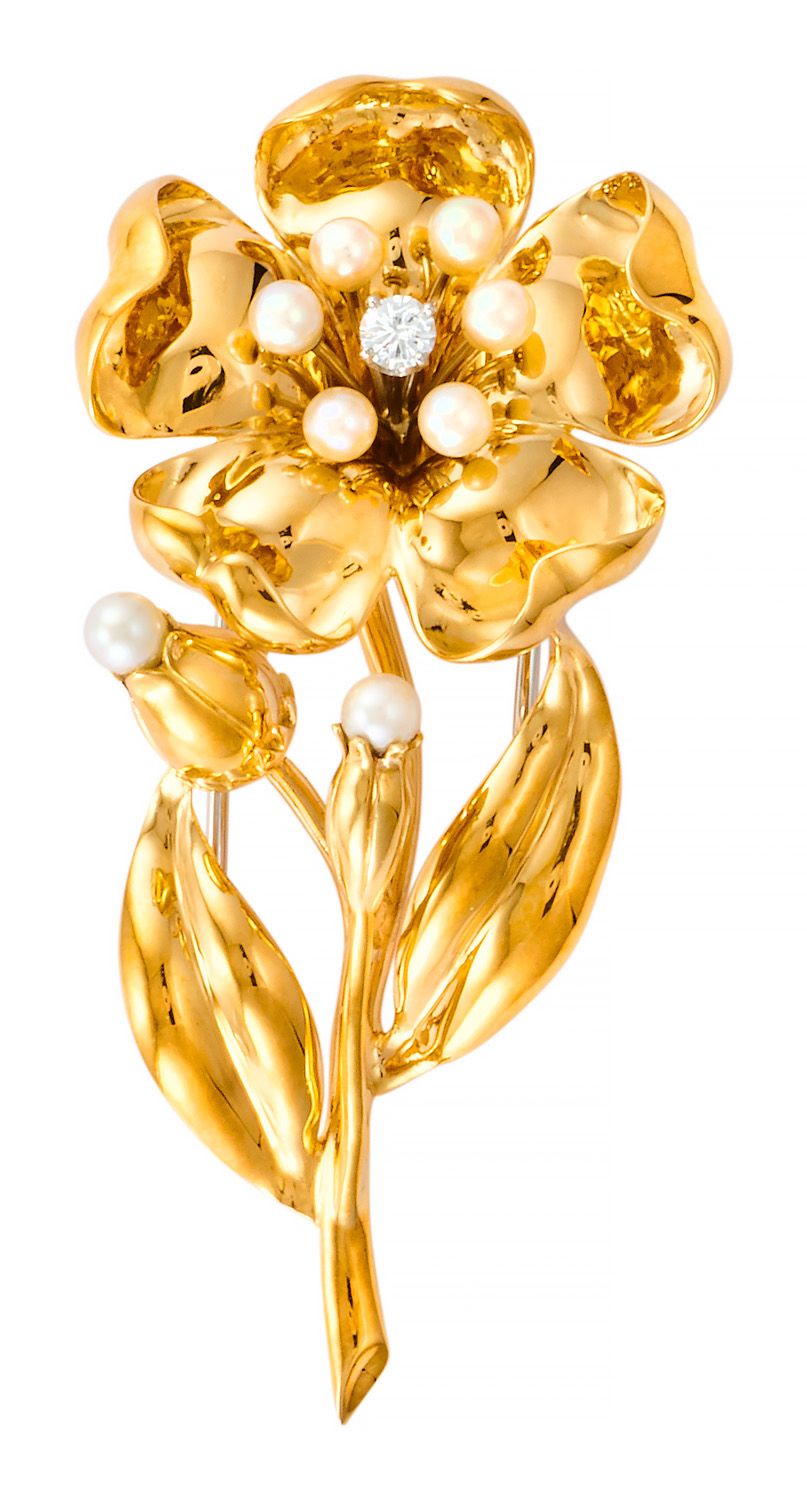 BROCHE "FLEUR" 镜面抛光黄金，以一颗重约0.20克拉的明亮式切割钻石为中心，花蕊有珍珠装饰

高：7厘米 - 宽：3.4厘米

铅：25.80克（&hellip;