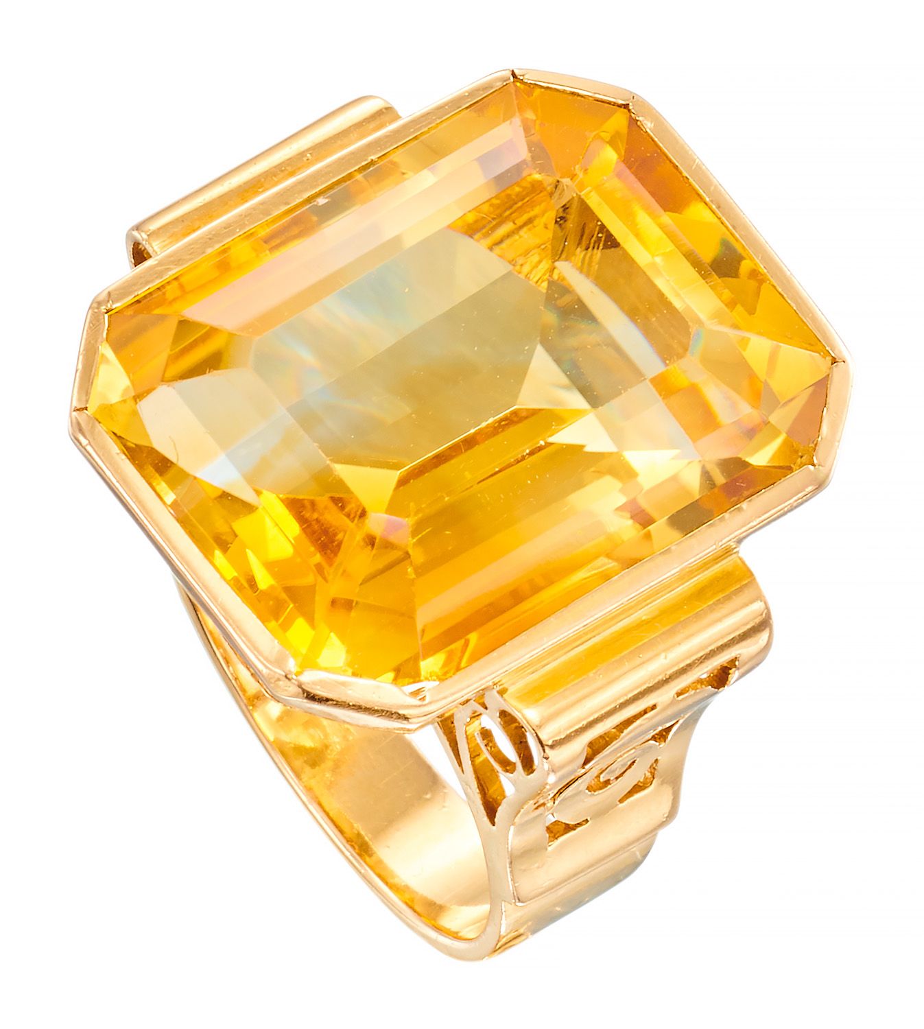CHEVALIERE 黃金，精巧的鏤空，盛載著一個大而鮮豔的黃水晶，重約18卡

法国作品，标志是ML（Merla & Lopez）。

TDD: 53

铅：&hellip;
