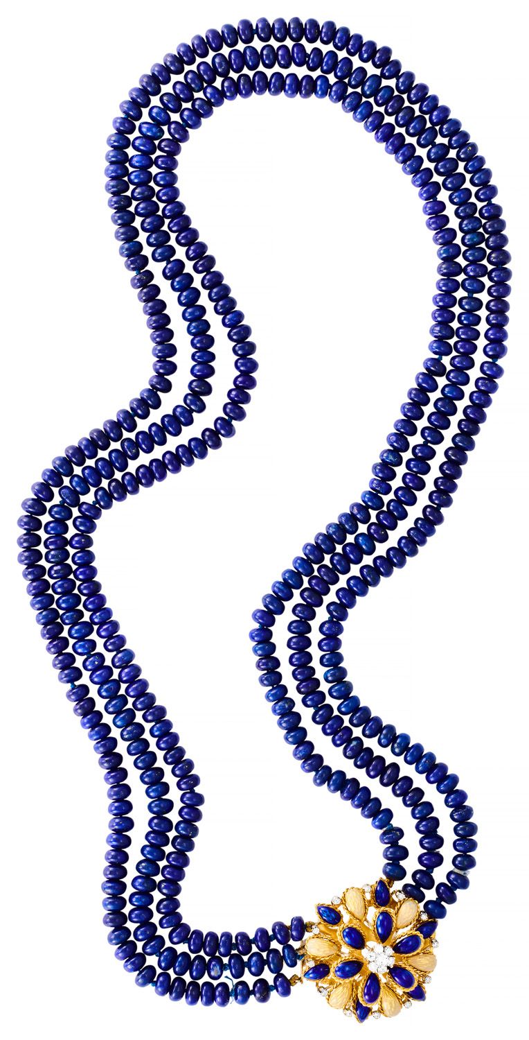 Sautoir 3 rangs composé de billes de lapis lazuli retenant un fermoir en or jaun&hellip;