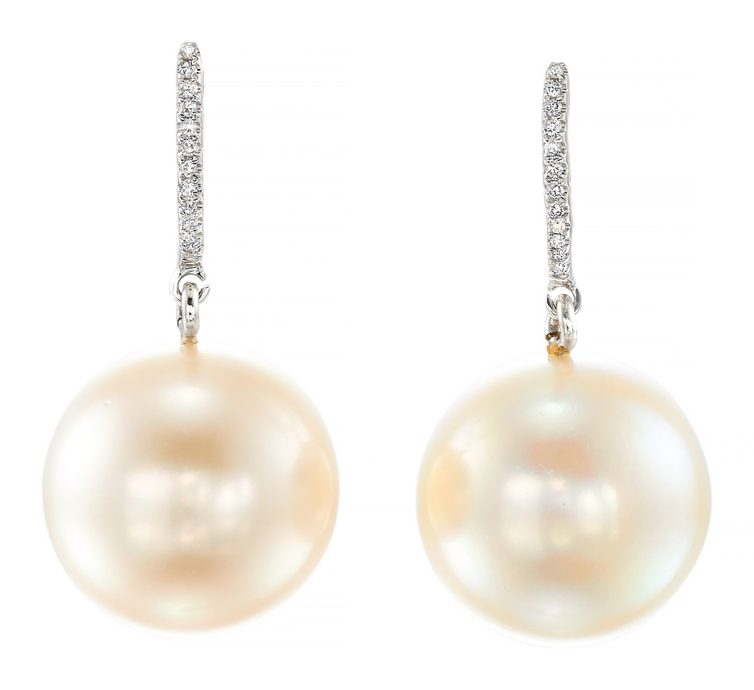 Paire de pendants d'oreilles 白金，每颗都有一颗可能来自南洋的珍珠，并有一排8/8的钻石作为装饰。

直径：15,80至16毫米

&hellip;