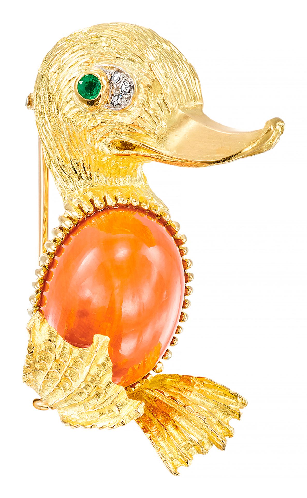 CARTIER 铂金和黄金的 "鸭子 "胸针，腹部装饰有凸圆形珊瑚，眼睛镶嵌有8/8钻石的祖母绿，有凹凸不平的镶饰。
签有卡地亚巴黎，有编号 
高：4厘米 - &hellip;