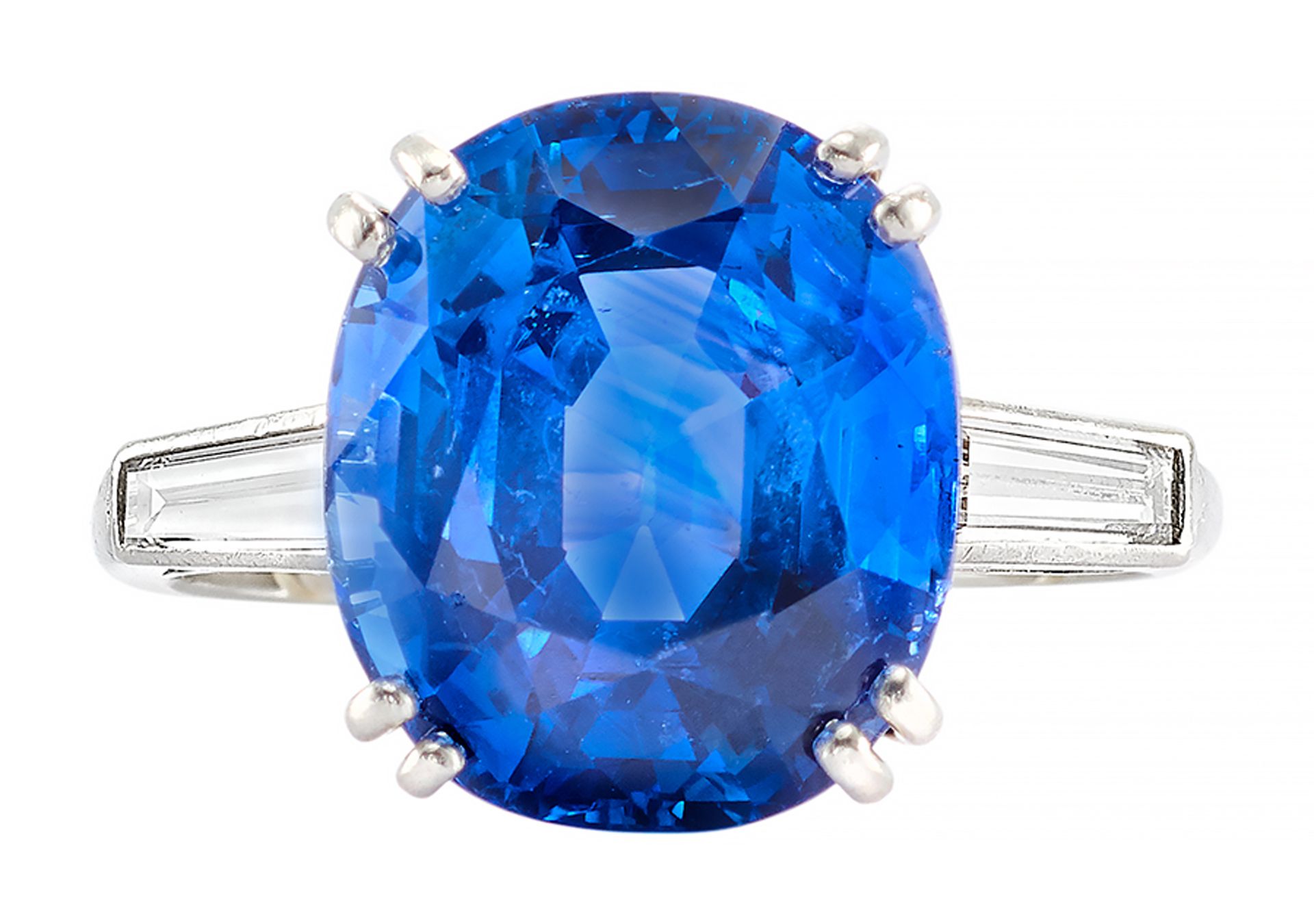 CHAUMET 美丽的铂金双爪戒指，中间夹着一颗重达10克拉的椭圆形蓝宝石，颜色浓郁，有两颗泰普尔钻石。 
签名：Chaumet Paris
TDD: 47带球&hellip;