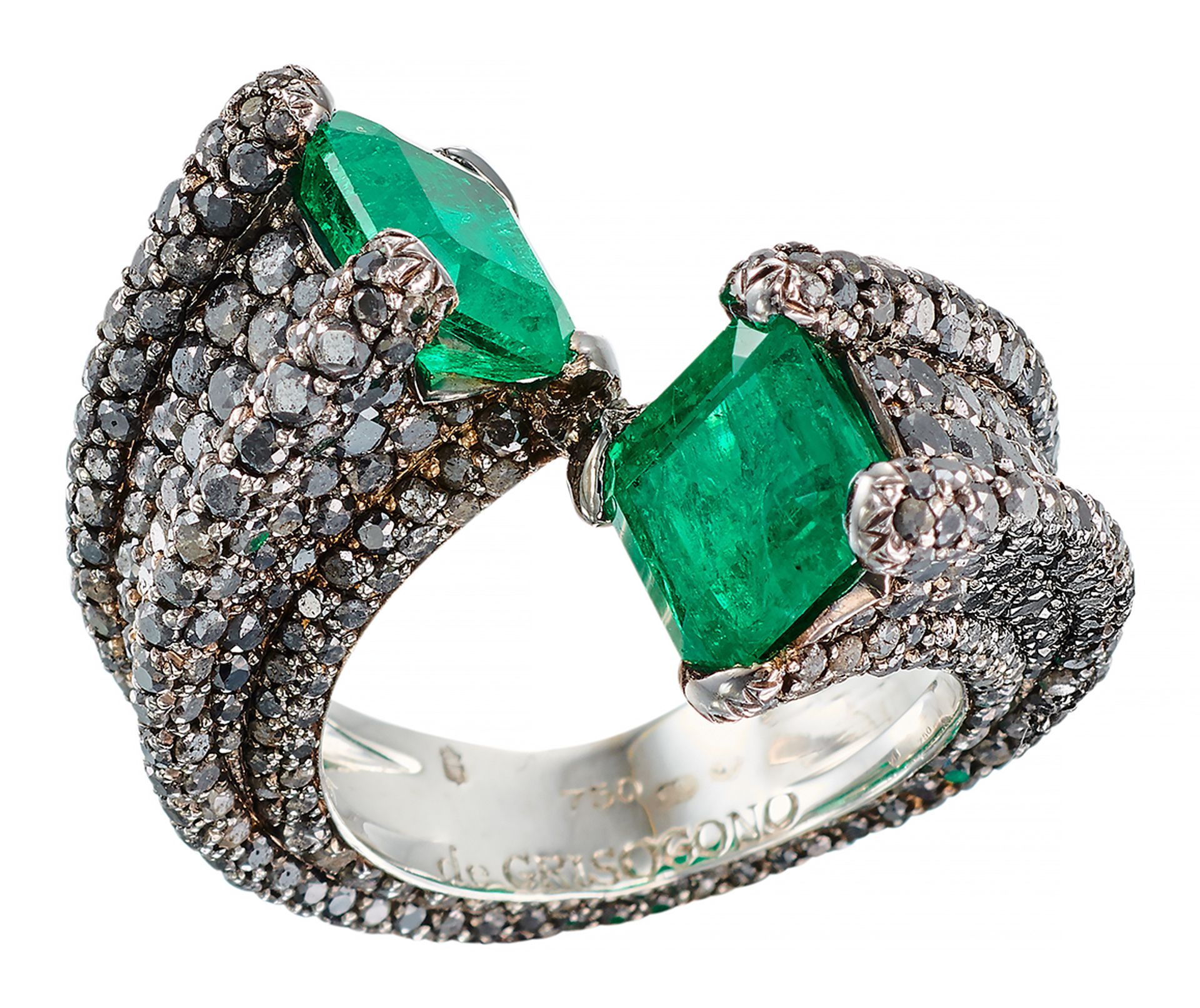 DE GRISOGONO 高级珠宝 "系列
黑色镀铑金戒指，镶有2颗长方形祖母绿，重2.40克拉和2.47克拉，镶有黑色明亮式切割钻石，总重约7.80克拉。
有&hellip;