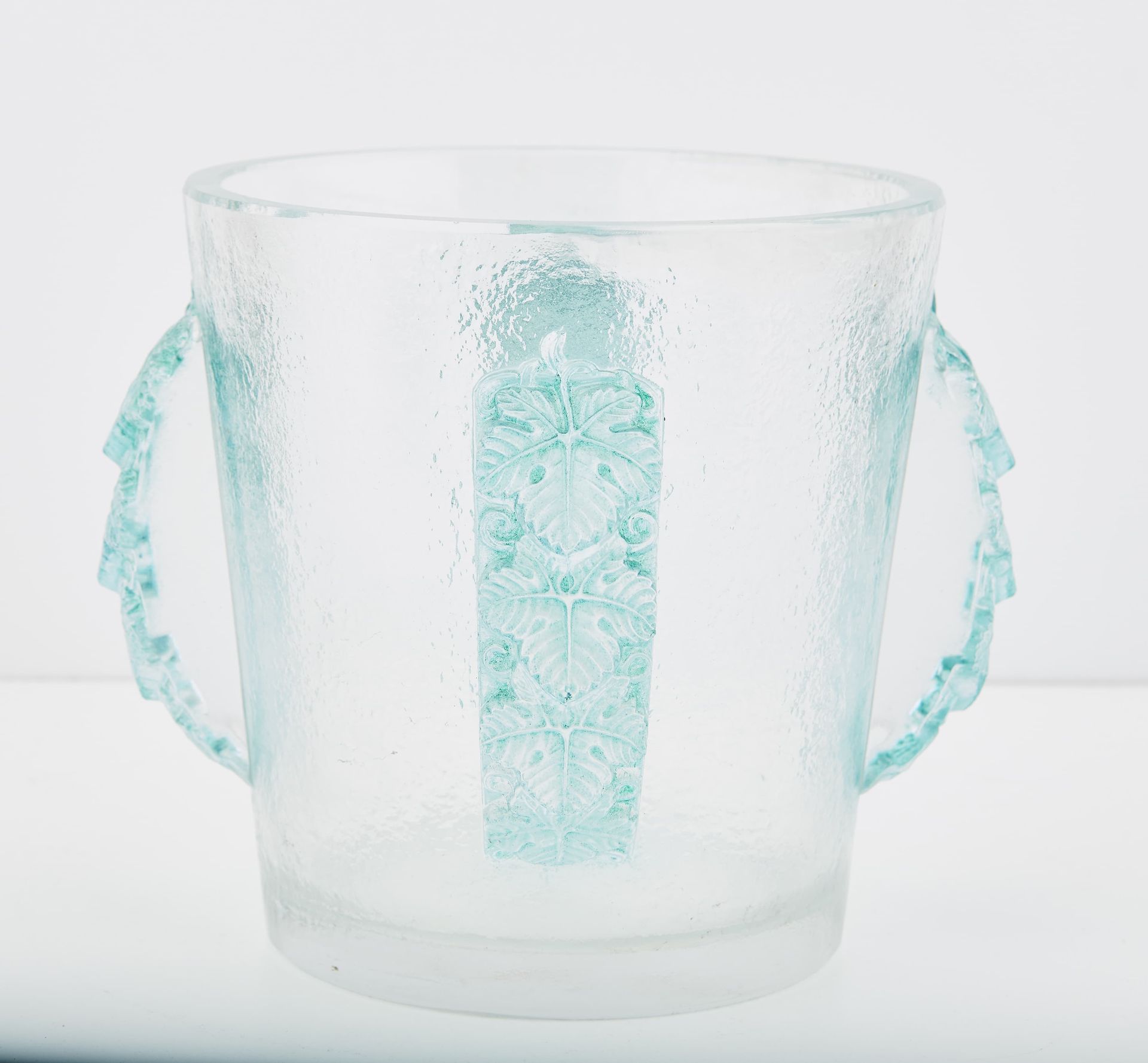 Null R. LALIQUE 1860-1945
Champagnerkühler
aus blaugrün patiniertem Granitglas, &hellip;