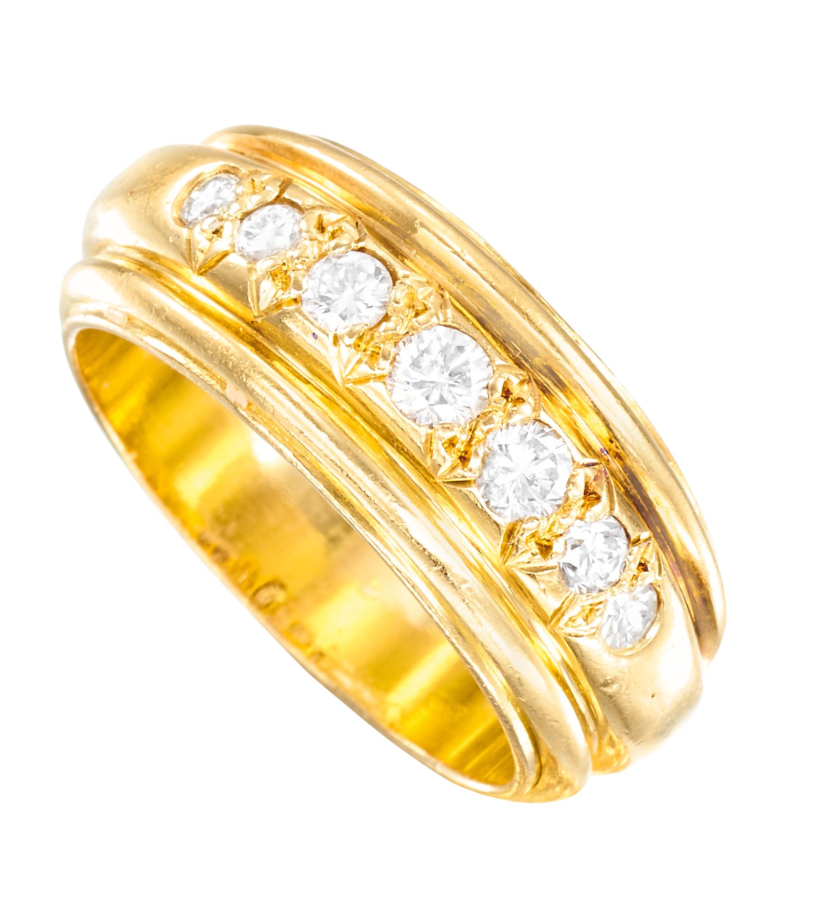 Bague jonc triple corps en or jaune agrémentée de 7 diamants gradués
TDD : 58
Pb&hellip;