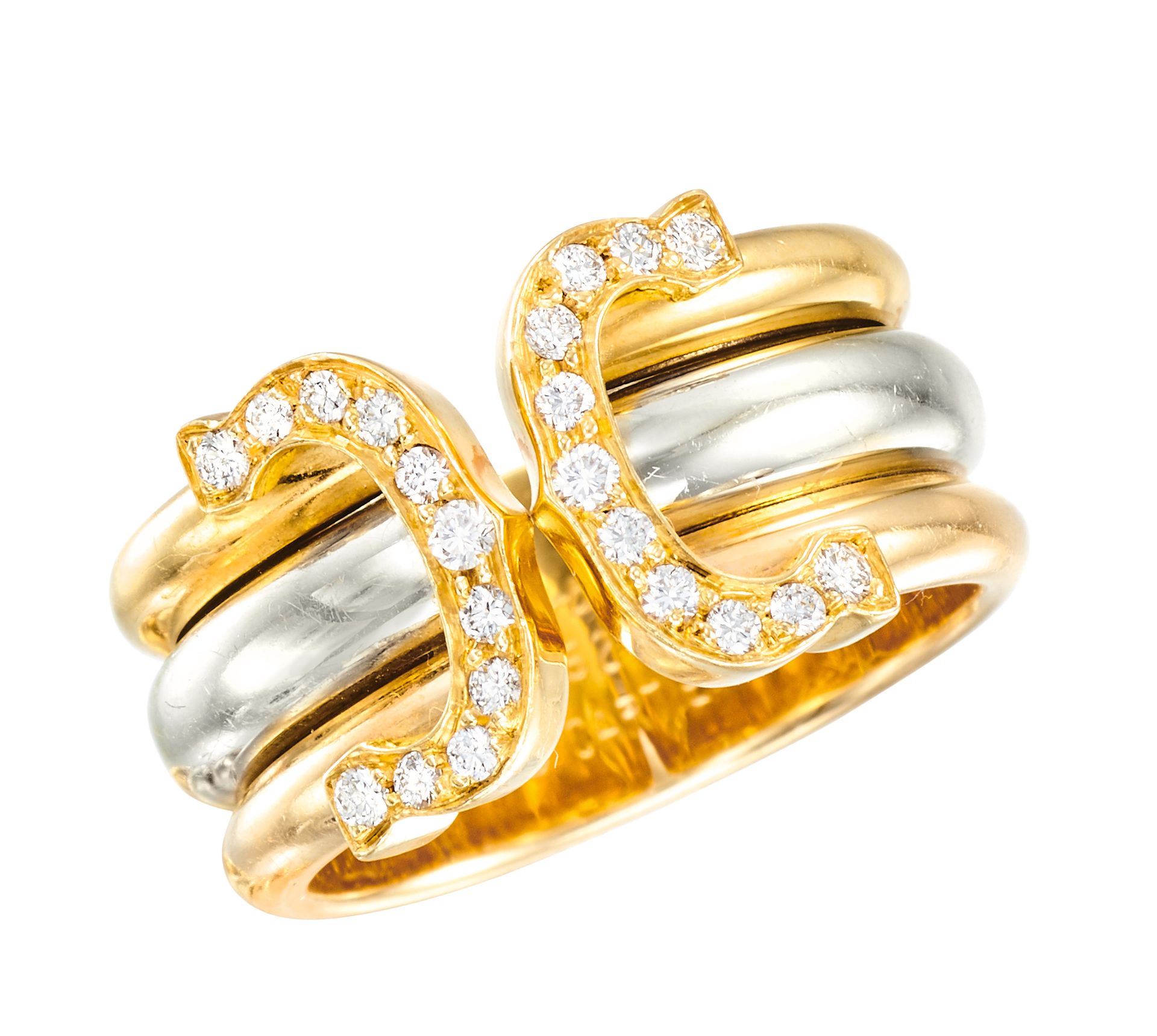 CARTIER 双 C "系列
三色金轧花带戒指，两端镶嵌明亮式切割钻石
已签名并编号
约 1997 年
总重：49 - 长：0.9 厘米
重量：7.20 克（&hellip;