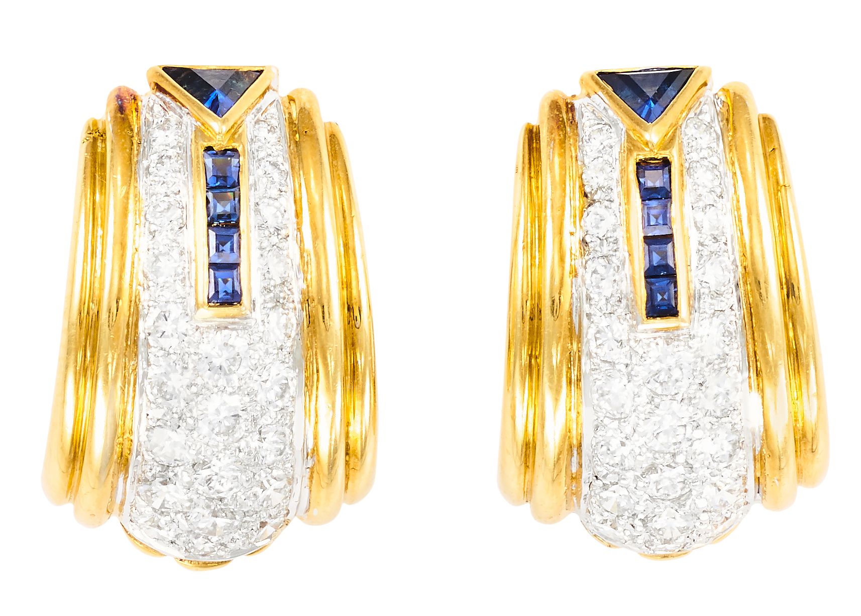 Clips d'oreilles 黄金材质，两端饰有玑镂，中央镶嵌校准蓝宝石，与密镶的明亮式切割钻石相映成趣，总重约 1.80 克拉
高：2.2 厘米
重量：2&hellip;