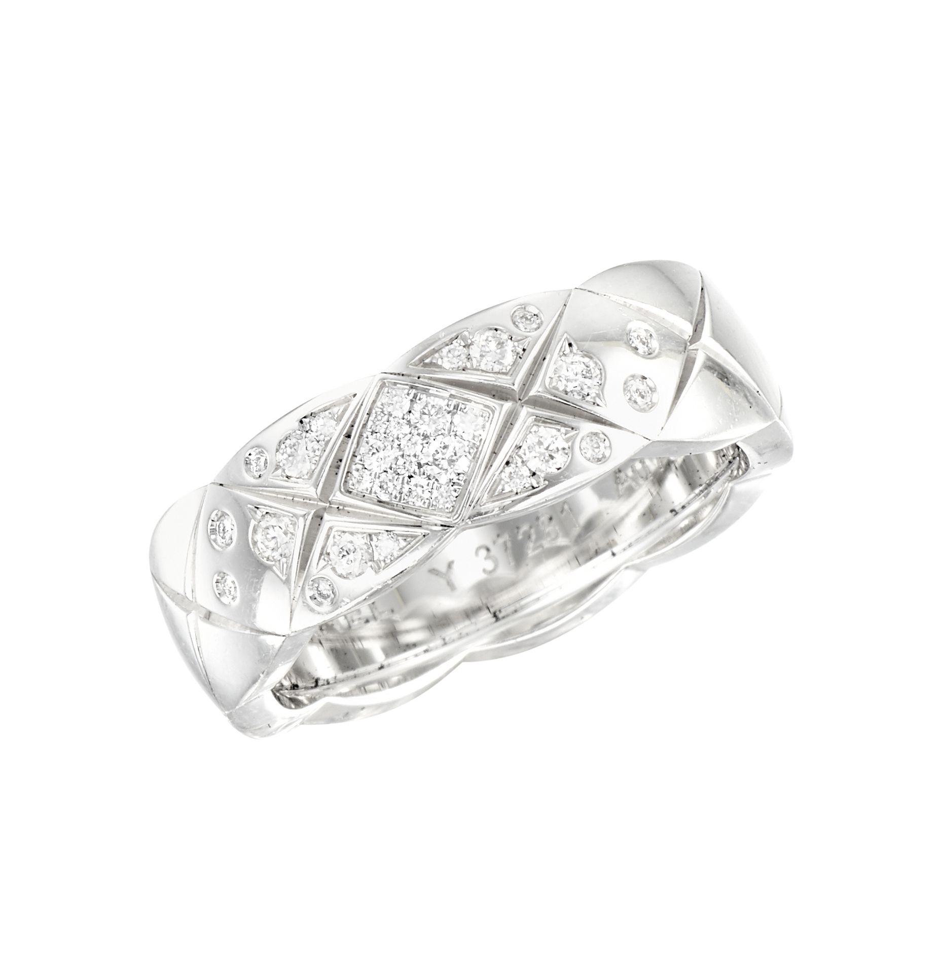 CHANEL Coco Crush "系列
镶嵌约 0.19 克拉明亮式切割钻石的白金绗缝戒指
签名和编号
TDD: 54 
重量：9.60 克（18K-750&hellip;