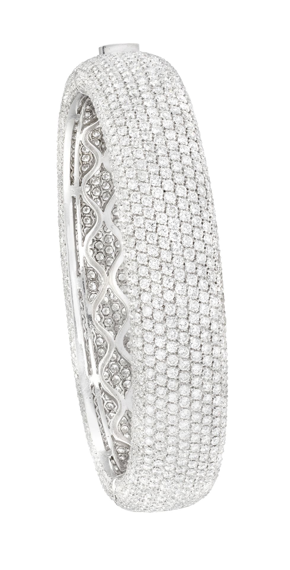 Important bracelet joaillerie type jonc ovalisé réalisé en or blanc, les bords a&hellip;