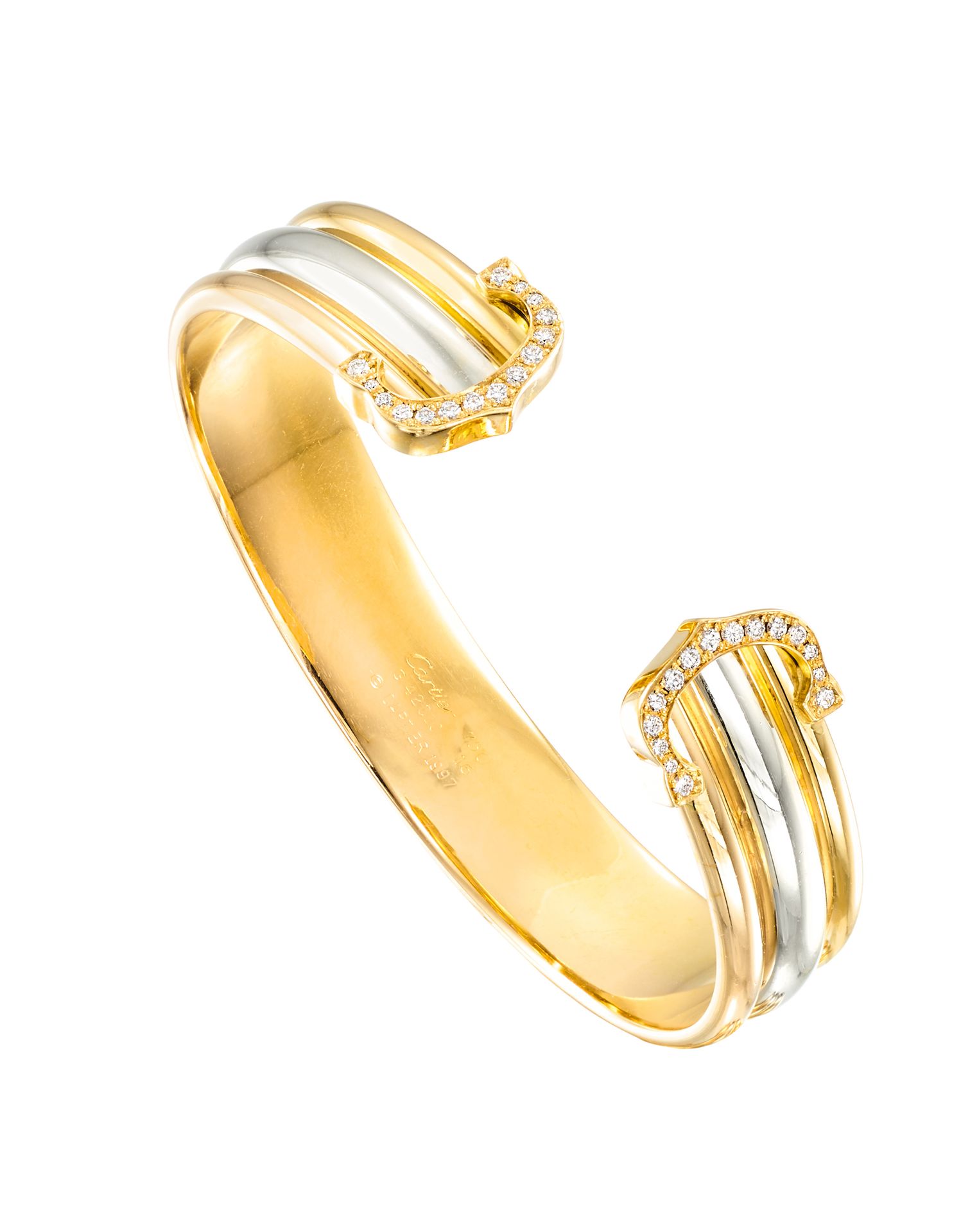 CARTIER Colección "Doble C
Brazalete rígido ovalado de oro tricolor con diamante&hellip;