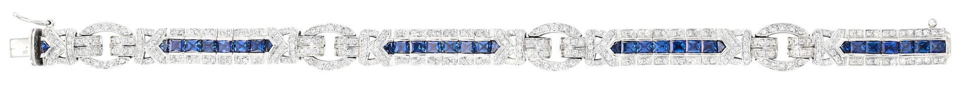 Élégant bracelet 装饰艺术风格的白金款式，几何图案的铰接部分以约 3 克拉的校准方形蓝宝石为中心，周围环绕着总重约 2.80 克拉的明亮式切割钻&hellip;