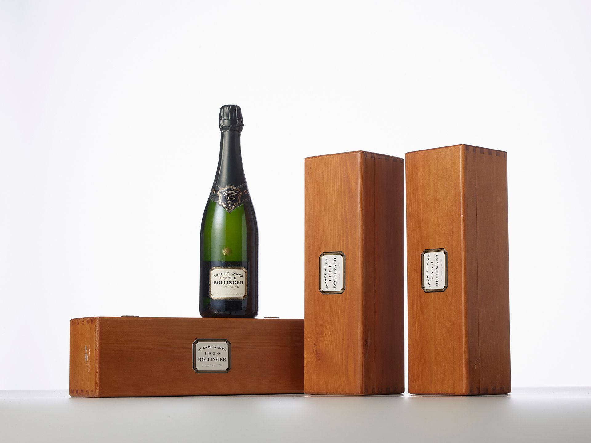 Null 3瓶 "大年 "香槟白葡萄酒 
年份：1996 年 
酒标 : Bollinger 
包装 : (独立木箱，略有痕迹) 
备注 : (有些标签痕迹)