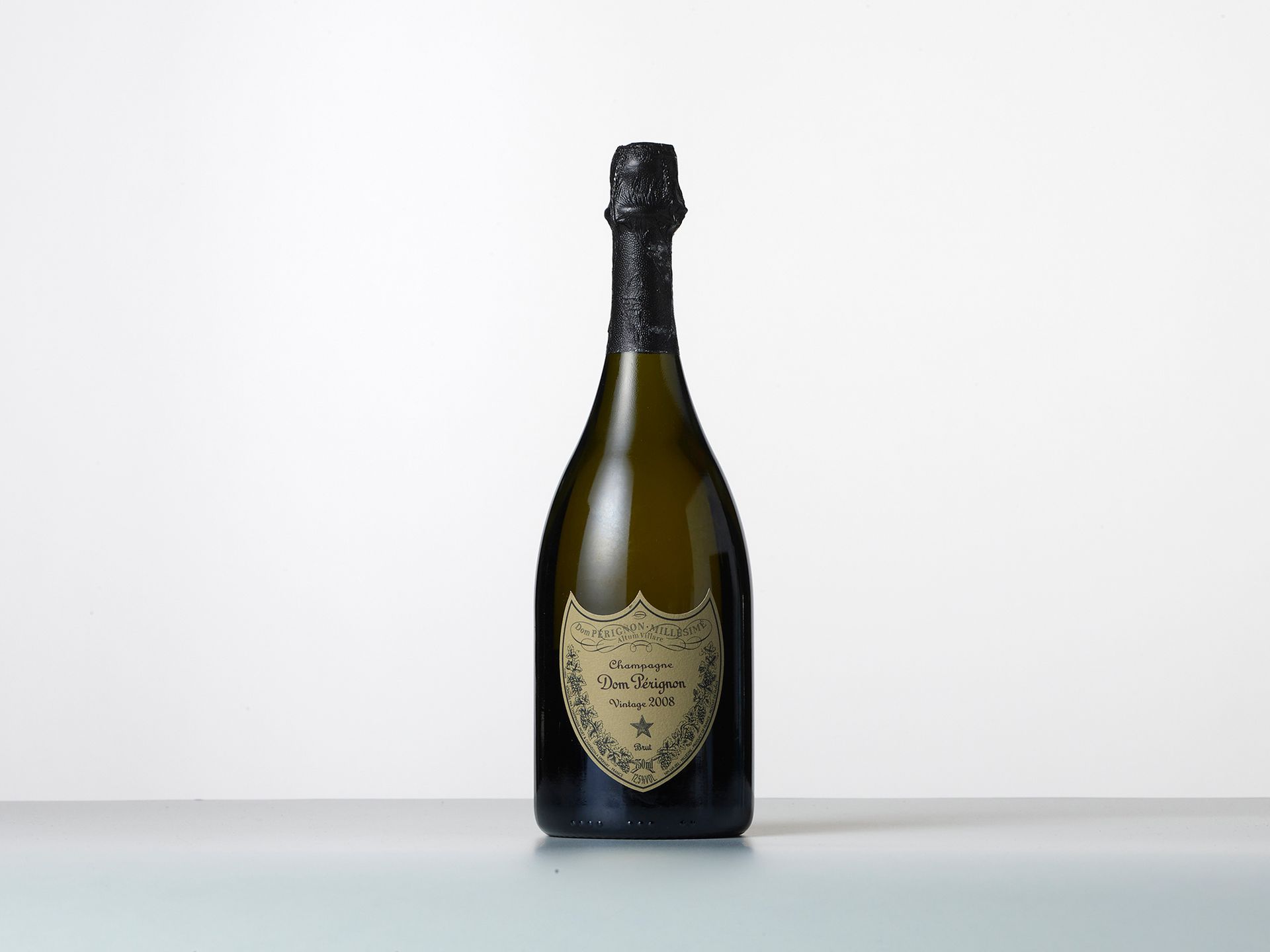 Null 1 瓶 "DOM PERIGNON" 白香槟 
年份：2008 
产区 : Moët et Chandon 
备注 : (瓶盖略有瑕疵)