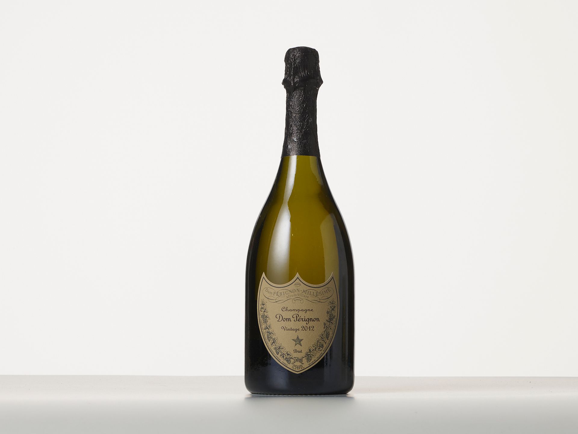 Null 1 瓶 "DOM PERIGNON" 白香槟 
年份：2012 
酒标 : 酩悦香槟 
备注 : (瓶盖卡住)