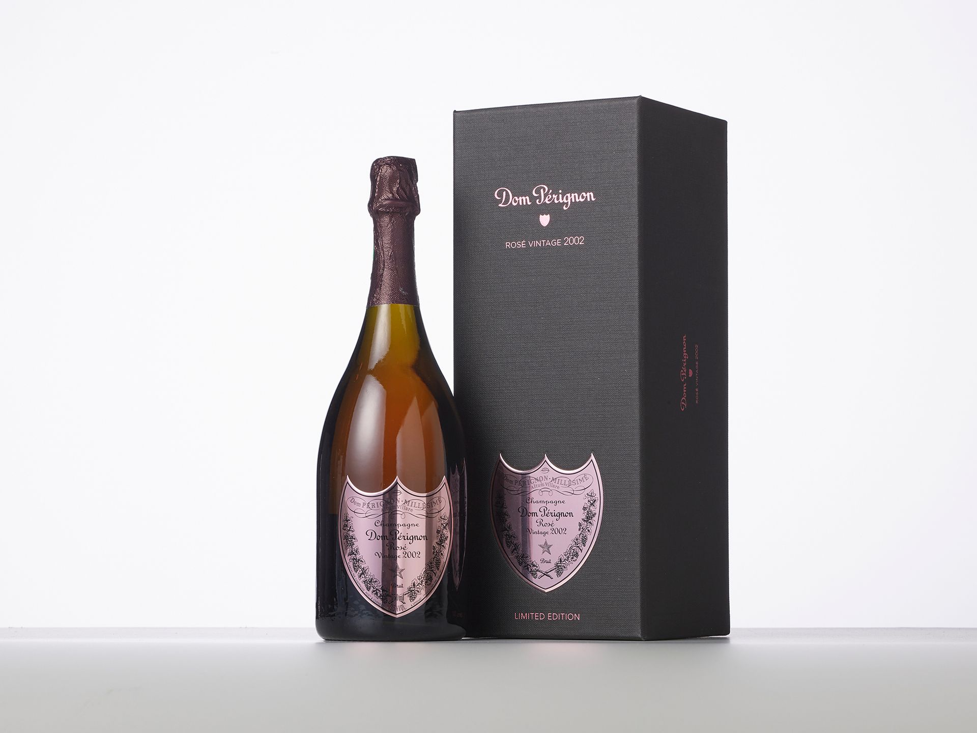 Null 1 瓶 "DOM PERIGNON "香槟桃红葡萄酒 
年份：2002 
产区 : 酩悦香槟 
包装 : (限量版盒装)