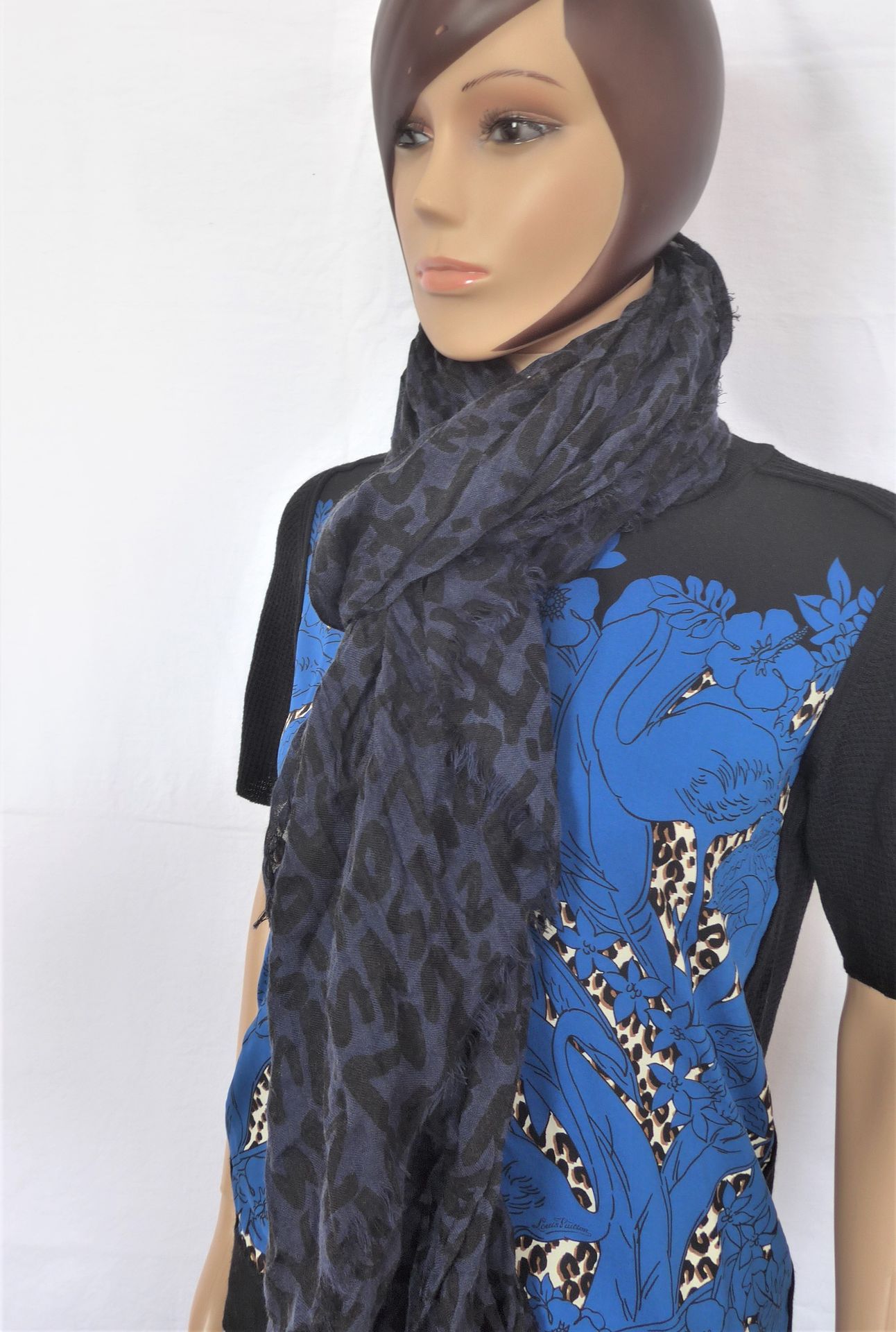 Null LOUIS VUITTON. Un foulard en cachemire et soie imprimés à bord frangé bleu &hellip;