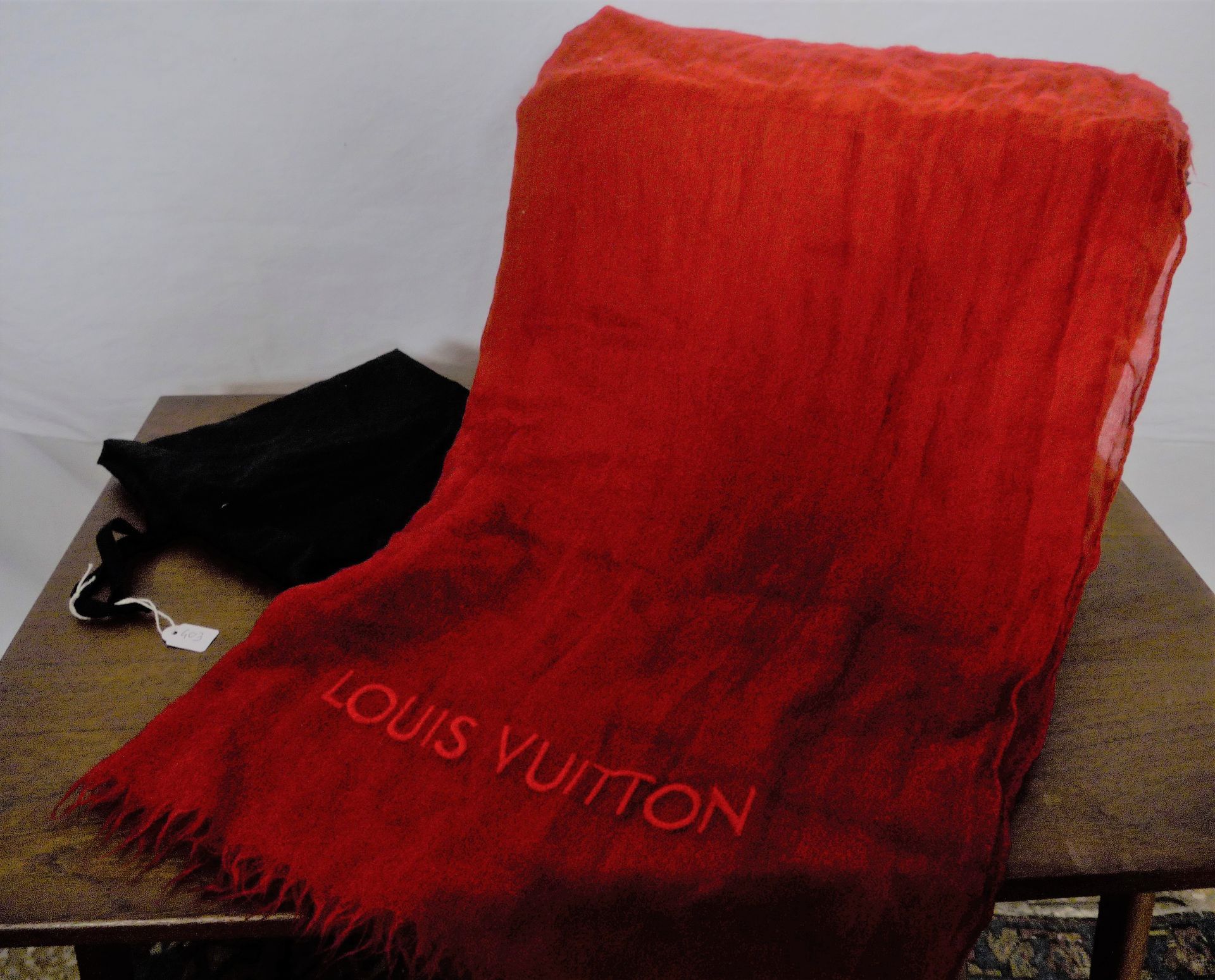 Null LOUIS VUITTON. Un foulard en cachemire à bord frangé rouge, à damier et bro&hellip;