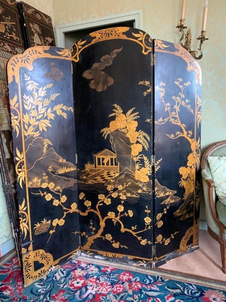 Null Black lacquered wooden three-leaf screen with golden decoration of a landsc&hellip;
