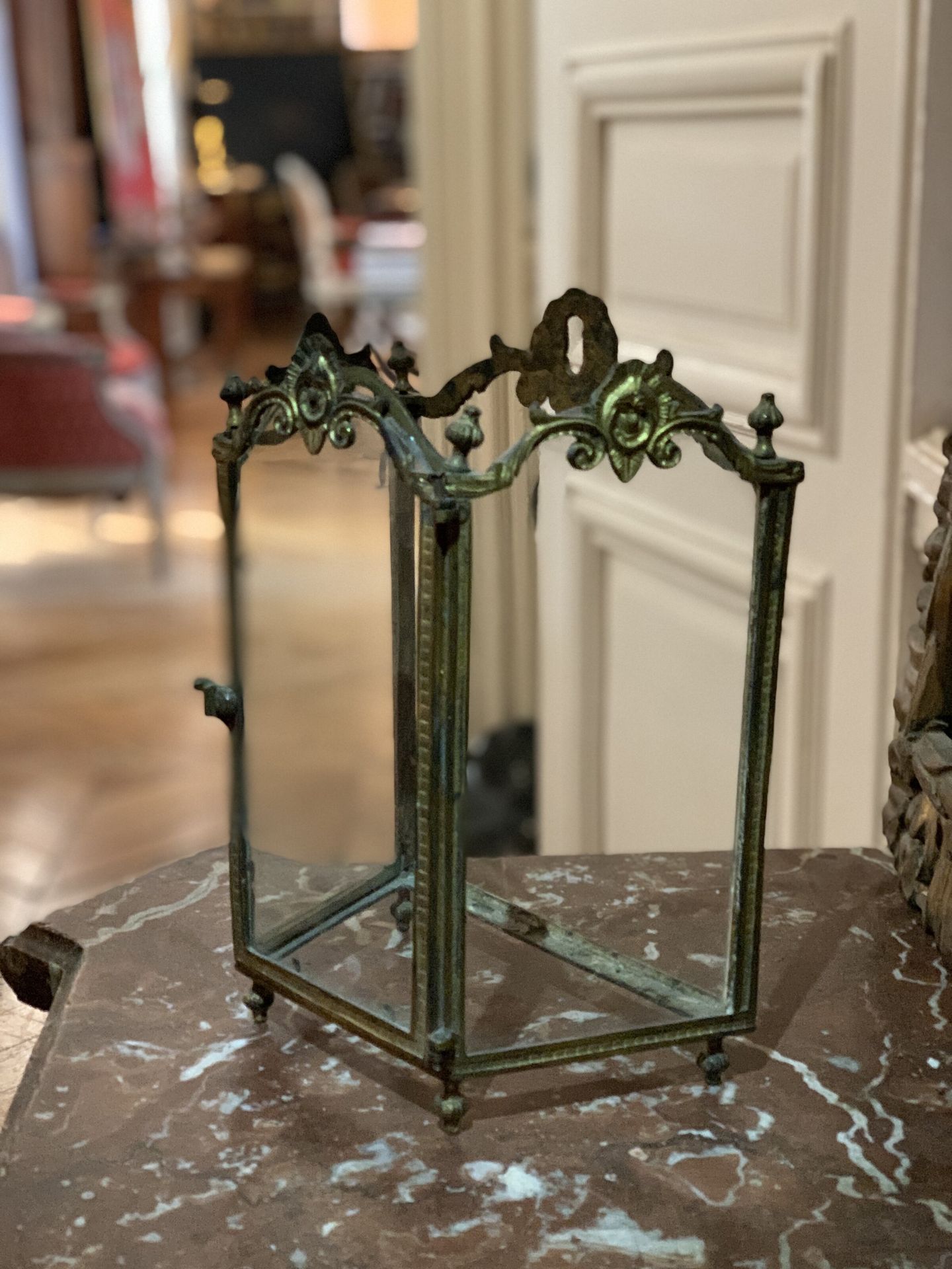 Null Petite lanterne d’applique vitrée en bronze doré à décor d’enroulements et &hellip;