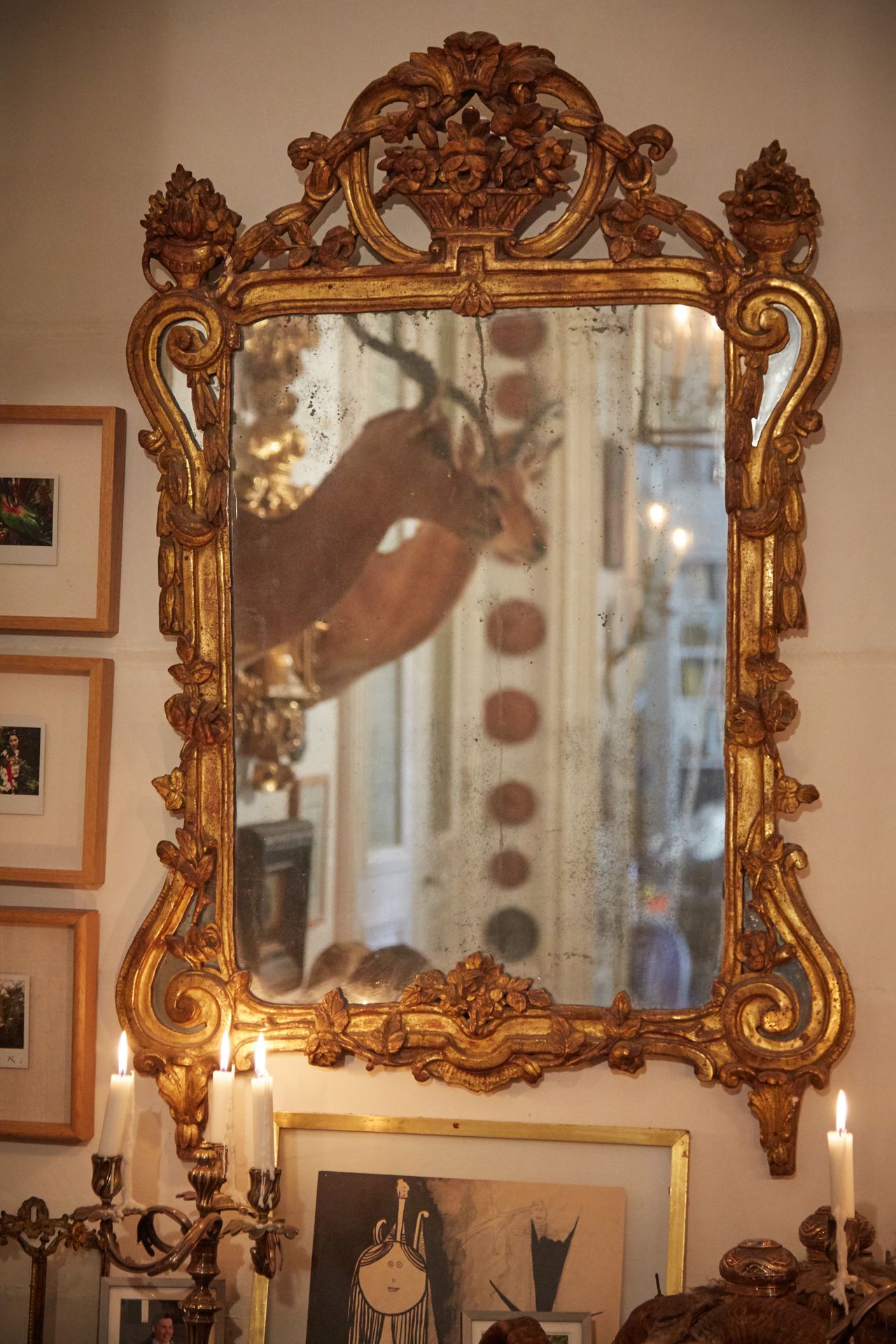 Null 
Miroir en bois sculpté et doré à décor de parecloses sur les enroulements &hellip;