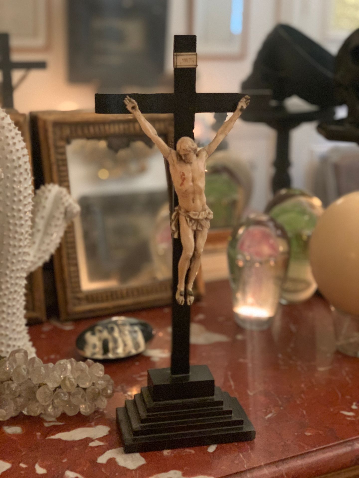 Null Crucifix, le Christ en ivoire sculpté (manque un doigt et restaurations).

&hellip;