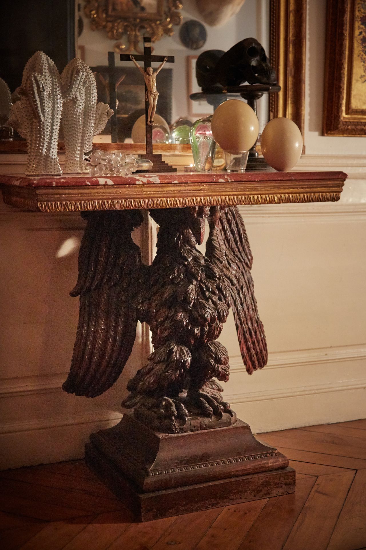 Null Console en bois sculpté constitué d’un aigle les ailes ouvertes. Plateau en&hellip;