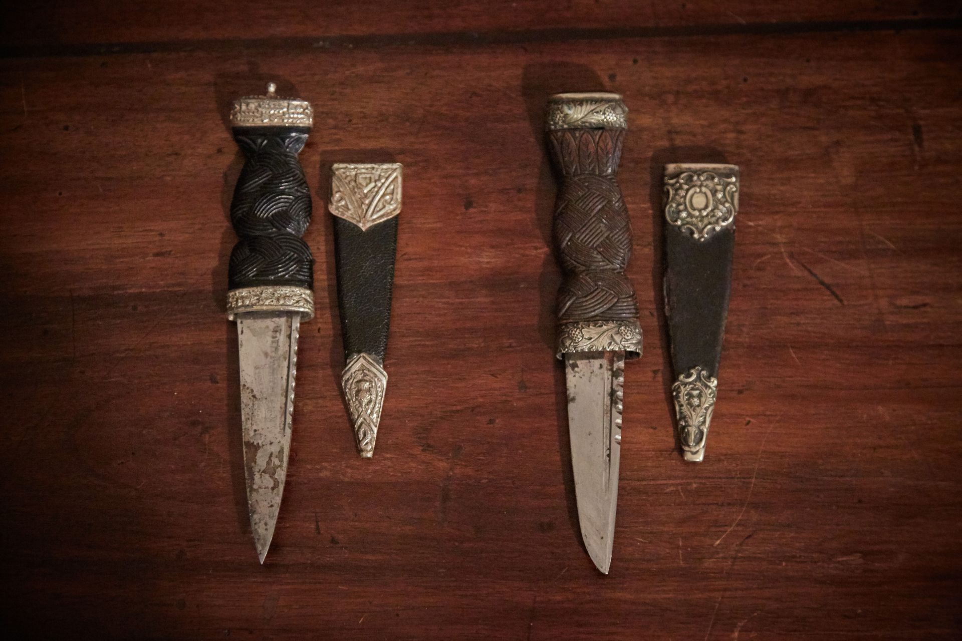Null ECOSSE - Couteau SGIAN DUBH

Deux couteaux écossais manche en bois sculpté &hellip;