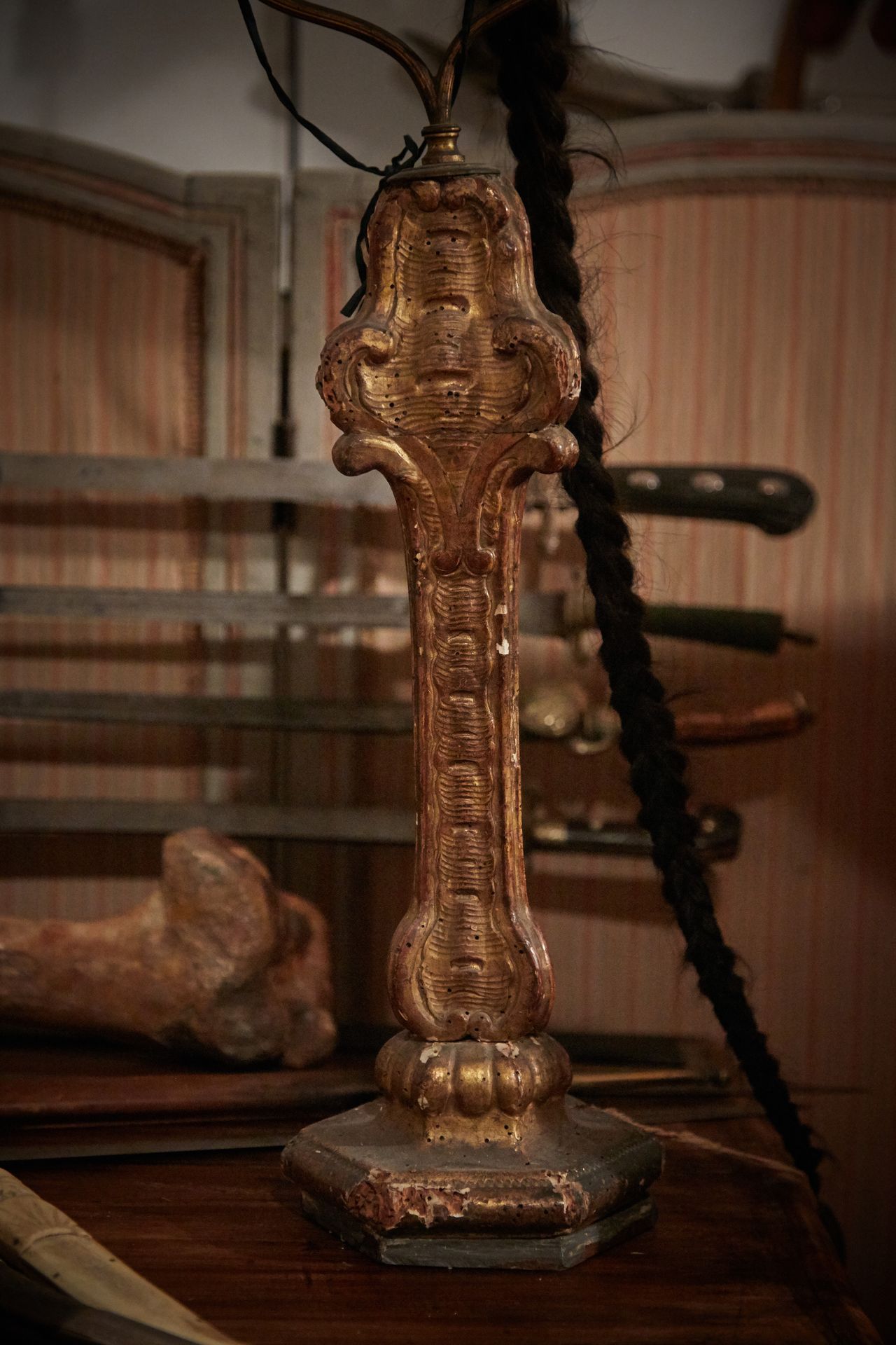 Null Pied de lampe constitué d'un élément décoratif du XVIIIe siècle en bois scu&hellip;