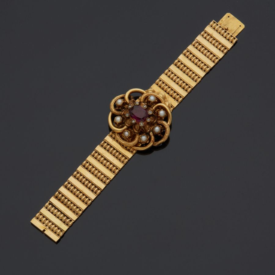 Null Bracelet en or jaune 18 k (750 millièmes) articulé, orné d'une rosace serti&hellip;