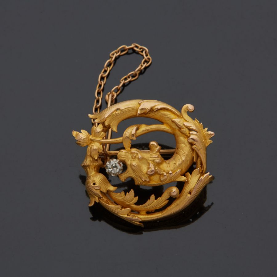 Null Broche en or jaune 18 k (750 millièmes) à décor d'un dragon ajouré et enrou&hellip;