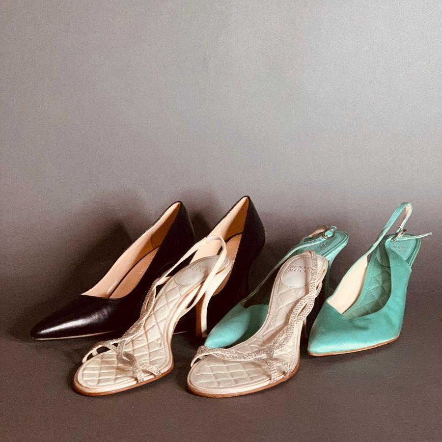 Null 
Lot of shoes including :

RENATO NUCCI

- Emerald satin slingback pumps, p&hellip;