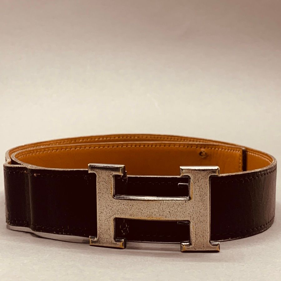 Null HERMES

Dark brown leather belt, silver plated H buckle, signed (pitting an&hellip;