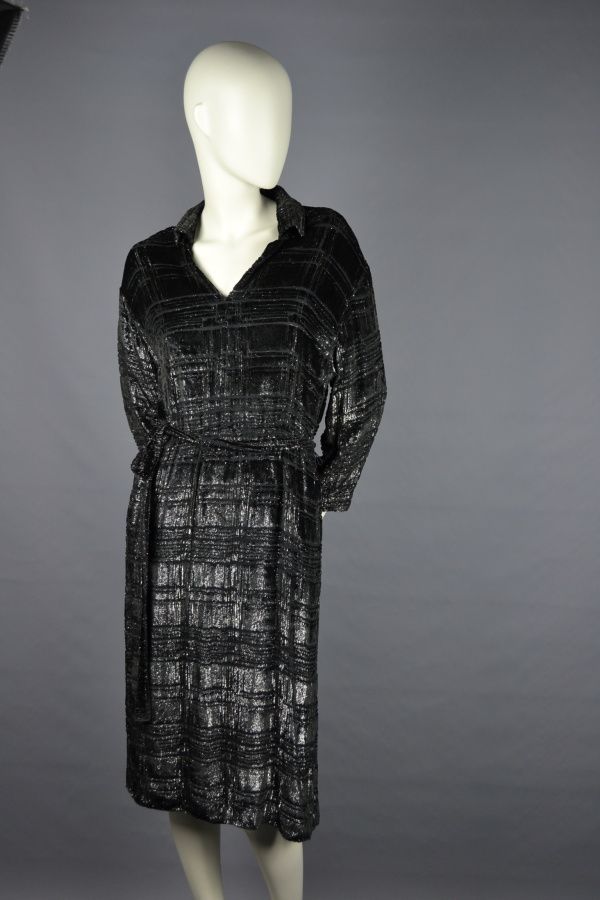 Null 巴黎的COURREGES

黑色和银色丝绸和卢勒克斯的中长裙，材料形成大方块的图案，长袖和腰带，小领子，V领，黑色丝绸雪纺的衬里

尺寸B（约38）。