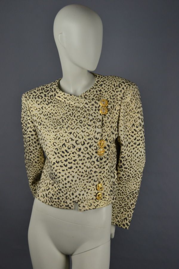 Null *VALENTINO

卢勒克斯和丝绸短款双排扣外套，豹纹，长袖，代表十二星座的金色金属缝制按钮

尺寸38/40