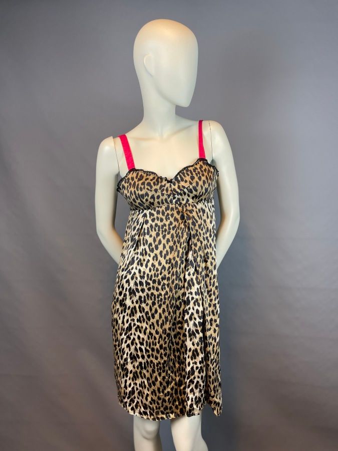 Null John GALLIANO

Short silk cocktail dress with leopard print, fuchsia straps&hellip;