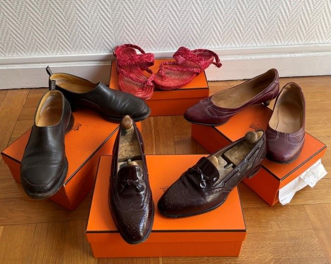 Null HERMES巴黎

四双鞋在他们的橙色盒子里，有他们的标签。

- 昆迪，光脚，红色皮革带，配绳底 - 尺寸37

 -Djinn，酒红色皮鞋，白色缝&hellip;