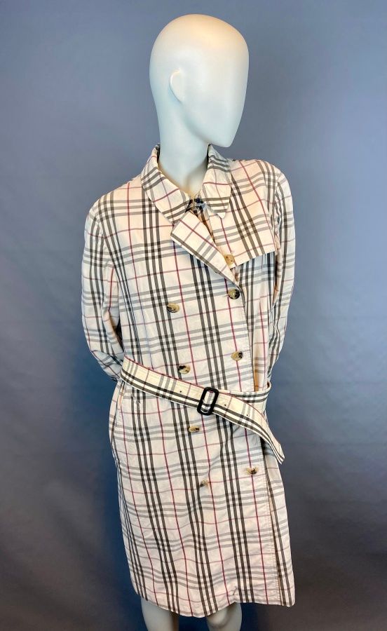 Null BURBERRY

米色格子图案的中长款风衣，双排扣，八颗纽扣，皮带（一颗纽扣破损，衬里有小的撕裂）。

尺寸40