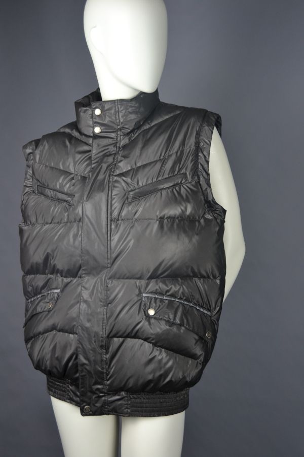 Null *Thierry MUGLER

黑色合成无袖夹克，有两个横向胸袋和两个带压钉的贴袋（有轻微污渍）。

尺寸 52