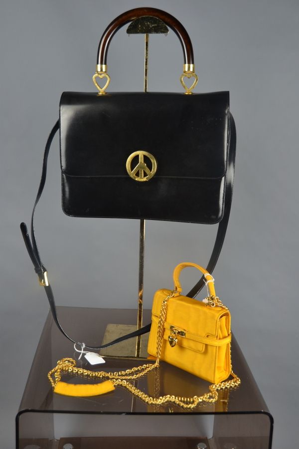 Null *MOSCHINO by redwall

Lot of bags including : 

- Mini bag "Kelly" in yello&hellip;