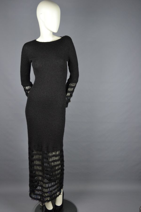 Null BAZAR by Christian LACROIX

Black long sleeved wool blend sheath dress, ope&hellip;