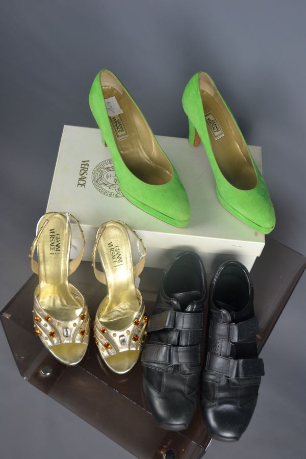 Null *Lot of shoes including : 

VERSACE

-Green leather wedge pumps - Size 39.5&hellip;