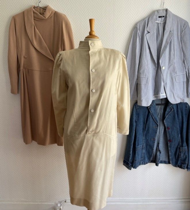 Null 一批衣服包括:

巴黎的COURREGES

- 焦糖色奶油色双排扣连衣裙，长袖，羊毛材质 - 尺寸 40 (有蛀虫孔)

巴黎的COURREGES
&hellip;