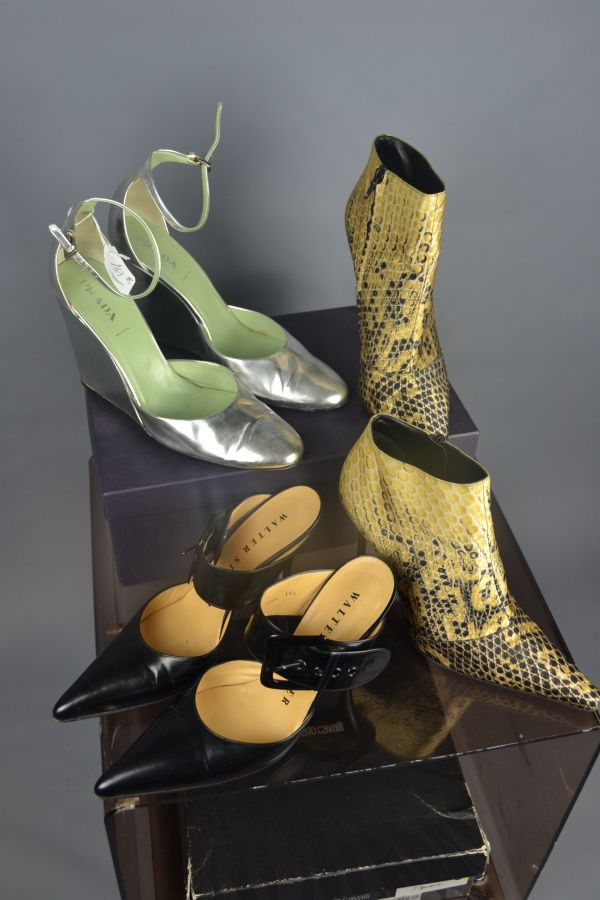 Null *Lotto di scarpe tra cui : 

PRADA

- Sandali in pelle grigia lamé, tacchi &hellip;