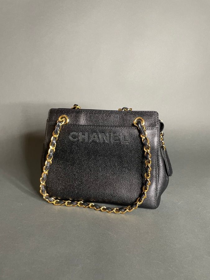 Null 
CHANEL

Sac en veau noir, devant rebrodé du nom de la Maison, fermeture éc&hellip;