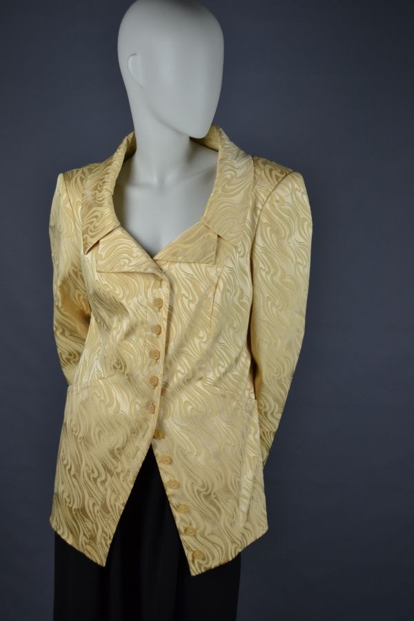 Null Christian LACROIX

Light yellow jacket in thick viscose satin with brocaded&hellip;